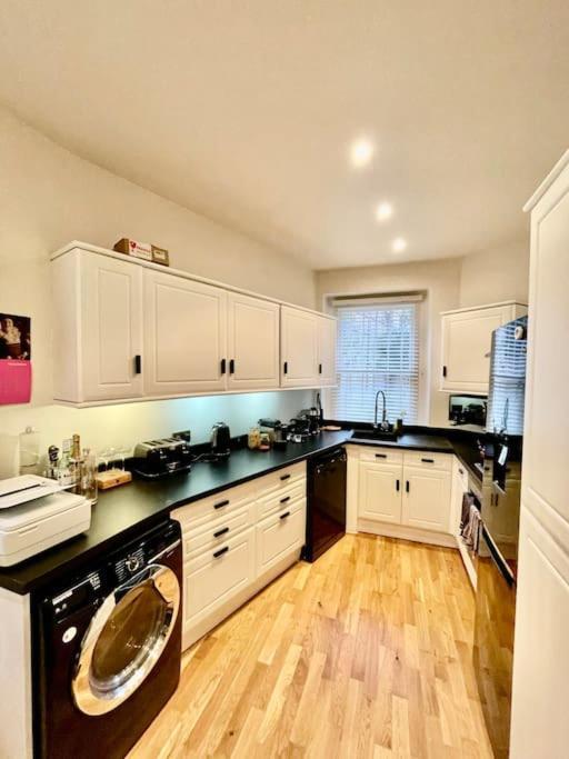Spacious Flat With Huge Patio In Apartment London